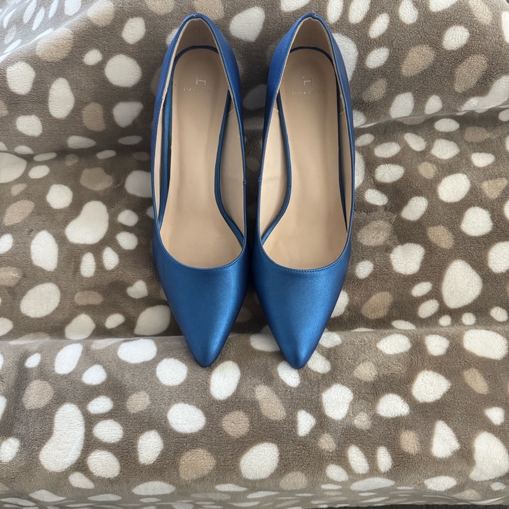 Vintage inspired elegance by Halston. Vegan leather, rubber sole. - Picture 7 of 8